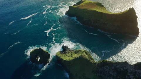 Cliffs in atlantic ocean covered grass of Casa do Gato Tomas, Flores Island 스톡 동영상 153479270