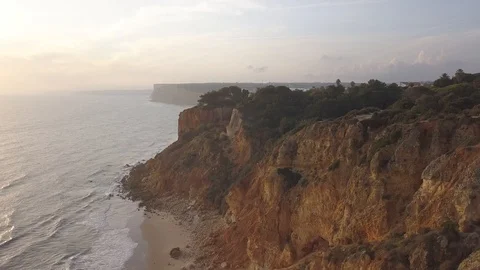 Cliffs at dusk with great colors in rocks and sky Vidéo 98367653
