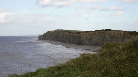 Cliffs, grass and beach Somerset, Kilve, hiking 库存影片 44837969
