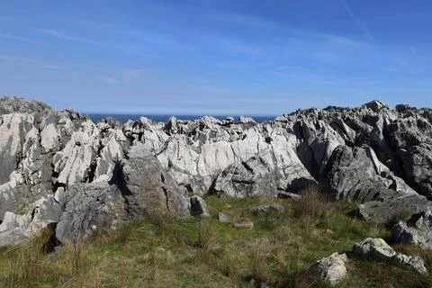 The Cliffs of Hell with beautiful rock formations and coves in Ribadesella .. Fotos Stock