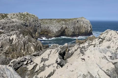 The Cliffs of Hell with beautiful rock formations and coves in Ribadesella .. Fotos Stock
