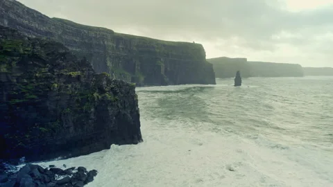 Cliffs of Moher Push Forward Drone Shot Over Waves Vídeos de archivo 333352165