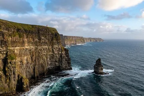 Cliffs of Moher at Sunset with Rugged Cliffs and Sea Stack Stock-Fotos