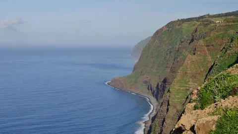 Cliffs near Achadas Da Cruz, Madeira. Vidéo 102674084