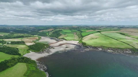 Cliffs over Mothecombe Beach and Red Cove, River Emme, Mothecombe, Devon, UK Vidéo 280014681