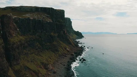 Cliffs rising from the ocean in the scottish highlands - Drone 4k Long shot 動画素材 113745710