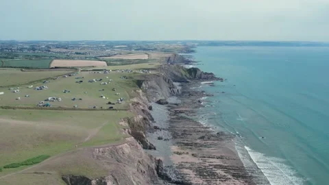 Cliffs on the Sandymouth Bay Beach, National Trust, Bude, Cornwall, England Vídeo Stock 201817153