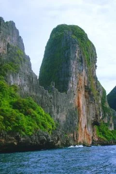 Cliffs on the tropical coast of Phi Phi islands, Thailand. Stockfoto's