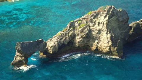 Cliffs washed by azure wavy ocean water in a rocky island landscape. Vídeos de archivo 273144793