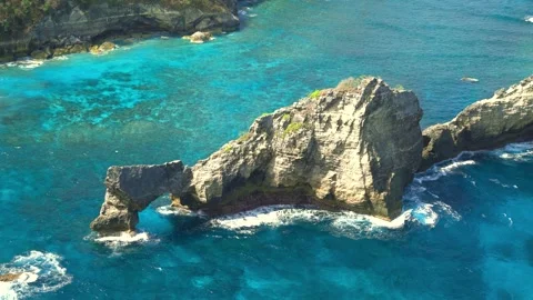 Cliffs washed by turquoise ocean water in Bermuda Island. Vídeos de archivo 273144814