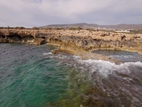 From cliffs to wide shot of the village Vídeos de archivo 82383343