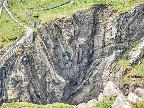 Cliffside bridge over dramatic rocky gorge Fotos Stock
