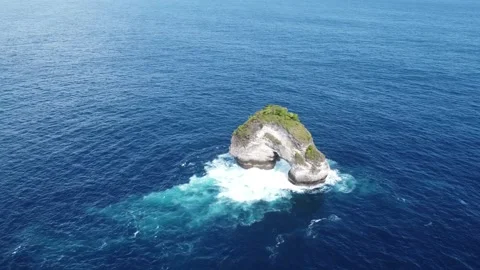 Cliffside Marvel: Aerial Flight Over Kelingking Beach's Towering Cliffs Stock Footage 248315509