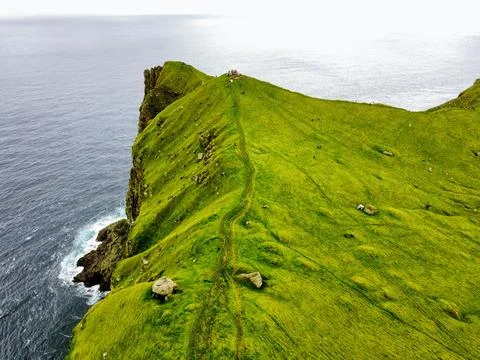 Cliffside Path Overlooking the Ocean on Kalsoy Island Foto stock