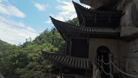 Cliffside Temple Pavilion Overlooking Forested Mountains Vídeo Stock 336728995