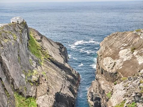 Cliffside view over the open ocean Фото