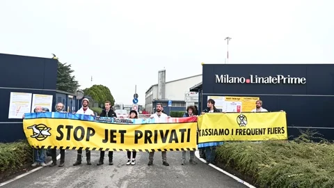 Climate activists protest at Milano Linate private airport Видео 221013082