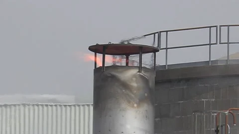 Climate change , carbon emissions flames and gasses from industrial smokestack 库存影片 151238555