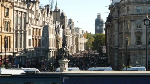 Climate Marching Protesters crowd at Trafalgar square in traffic Stock-Footage 116405574