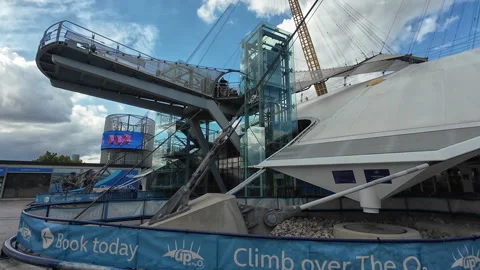 Climb over The O2. Video stock 346388164