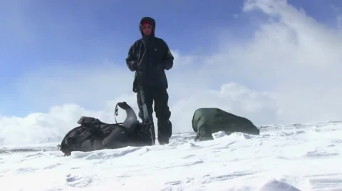 Climber in blizzard Stock Footage 41901573