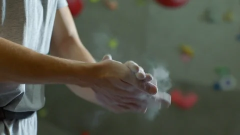 Climber claps one's hands in powder 動画素材 101305529