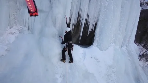 Climber climbing on snowy cliff 動画素材 73621713