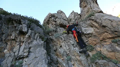 Climber climbing the top of the rock 9 Video stock 24222302