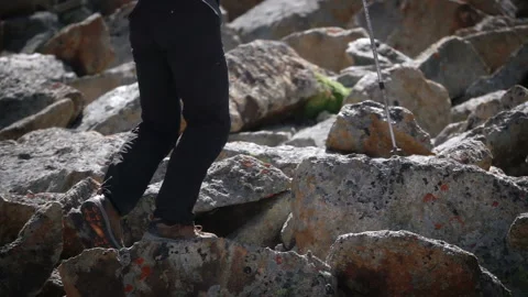 Climber climbs up the rocks Video stock 103966514