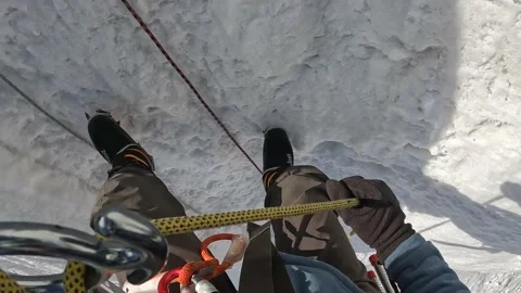 The climber descends down the vertical railing on the descent device Stock-Footage 208438636
