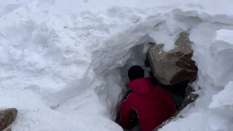 A climber descends into an ice cave. Vídeos de archivo 234512874