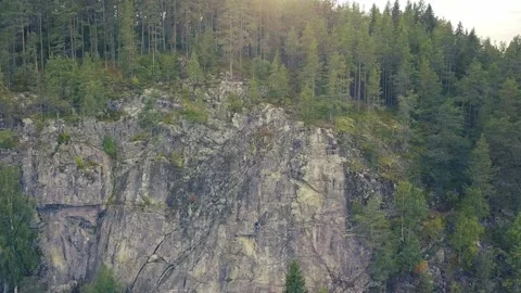 The climber descends the sheer cliff Video stock 159674698