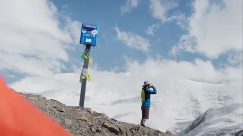 Climber Drinking Coffee by Mailbox on Yukhin Peak 5130m Vidéo 346094186