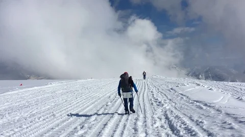 Climber goes above the clouds. Video stock 101727977