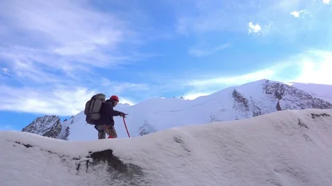 Climber Goes On A Snowy Ridge Видео 72236634