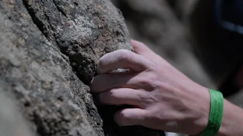 A climber grips a rocky surface during a challenging ascent at a climbing crag Vídeo Stock 289541814