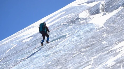 Climber on the ice slope 스톡 동영상 98040031