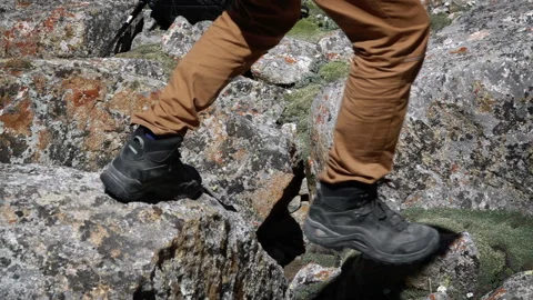 The climber jumps from one stone to another 動画素材 103968301