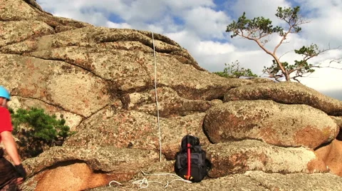 Climber packs the rope 스톡 동영상 47045937