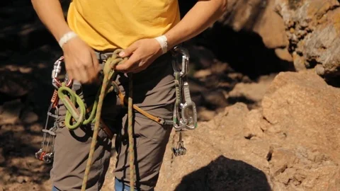 Climber preparing equipment before climbing to the top. 動画素材 85134087