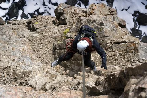 Climber is rappeling from the mountains summit. Foto stock