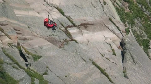 The climber on the rope 動画素材 83696347