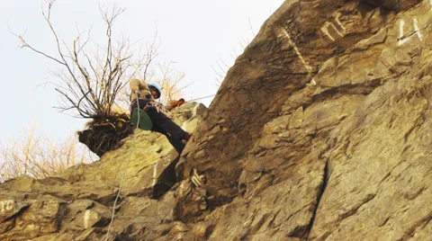 Climber training in the vertical wall Видео 37023437