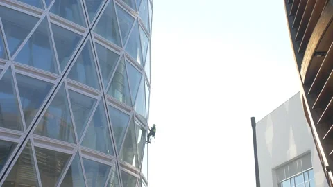 Climber washes windows in a skyscraper Video stock 170890646