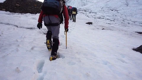 Climbers go up  to the mountain pass. 库存影片 71901776
