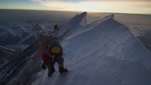 Climbers scaling the Hillary Step on Mount Everest at sunrise Vídeos de archivo 331263945