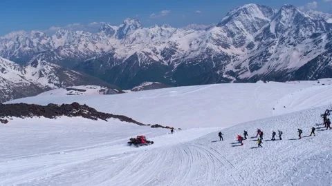 Climbers on the slopes of Mount Elbrus Vídeo Stock 336315756
