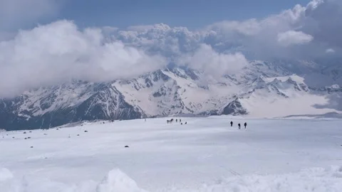 Climbers on the slopes of Mount Elbrus 库存影片 338083585