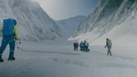 Climbers walk through cracks between the two peaks of Lhotse and Everest 動画素材 167293574