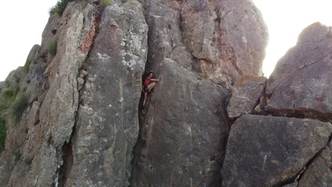Climbing couple in the mountain. Drone view of climber woman and man 库存影片 297539255